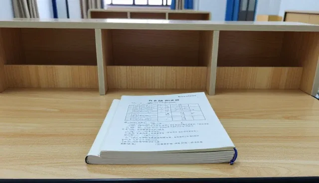 环保装饰材料选型：定制化办公家具与传统材料的取舍